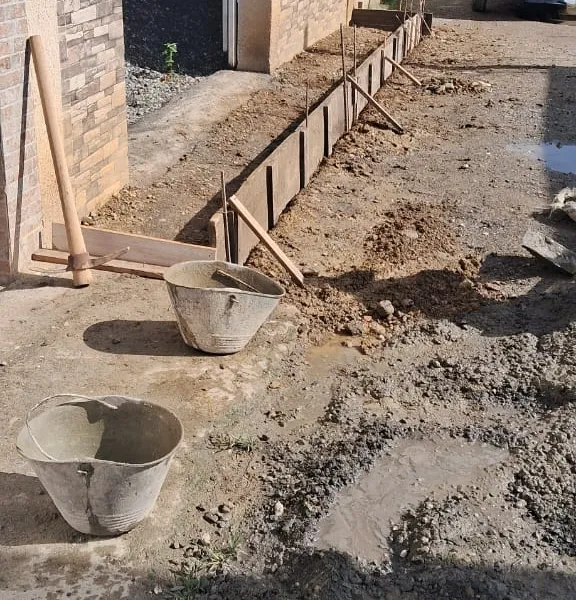 Vaciado de concreto en acera perimetral