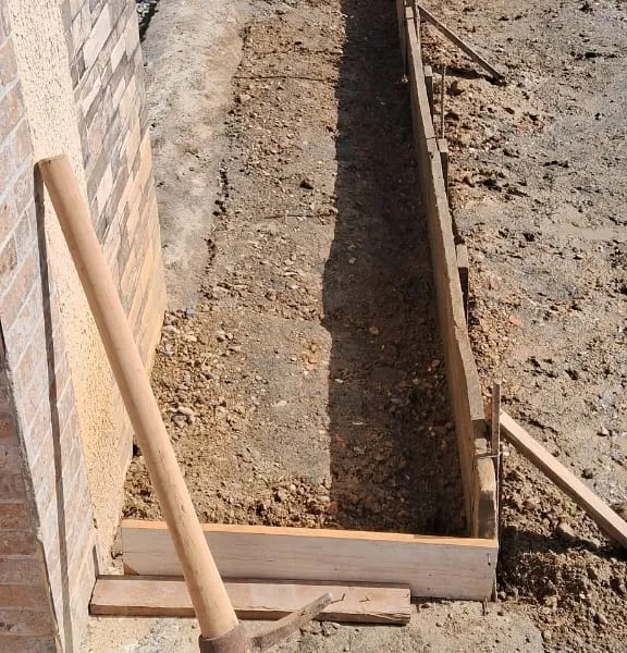 Acabado final de concreto en acera perimetral