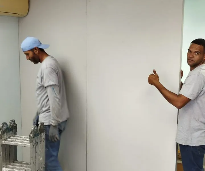 Distribución de oficinas con tabiquería Drywall — emplacado