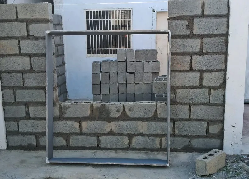 Levantamiento de muros con bloques de concreto y plomado de precisión