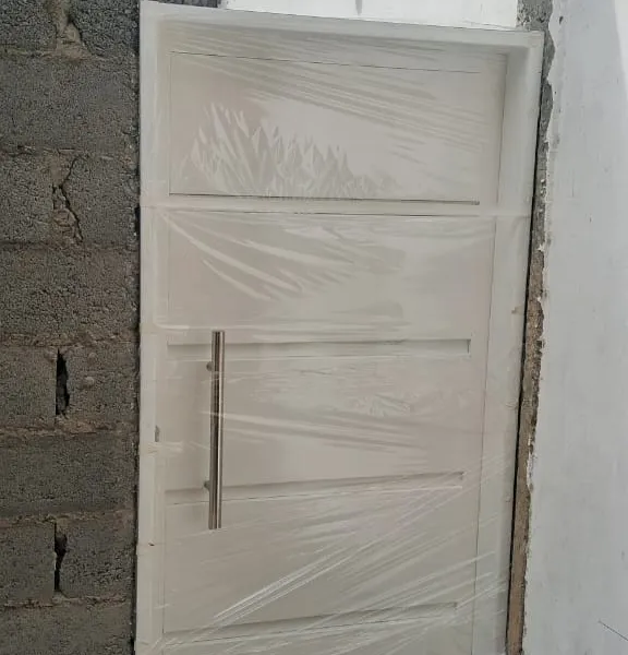 Empotrado de marcos de puertas metálicas