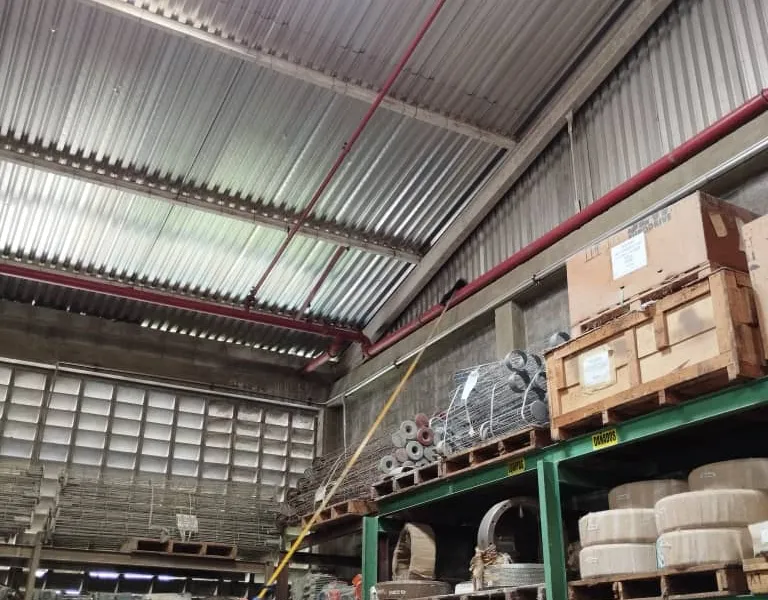 Limpieza industrial de almacén — zona de carga