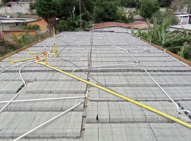 Instalación de tuberías y acometidas en losa