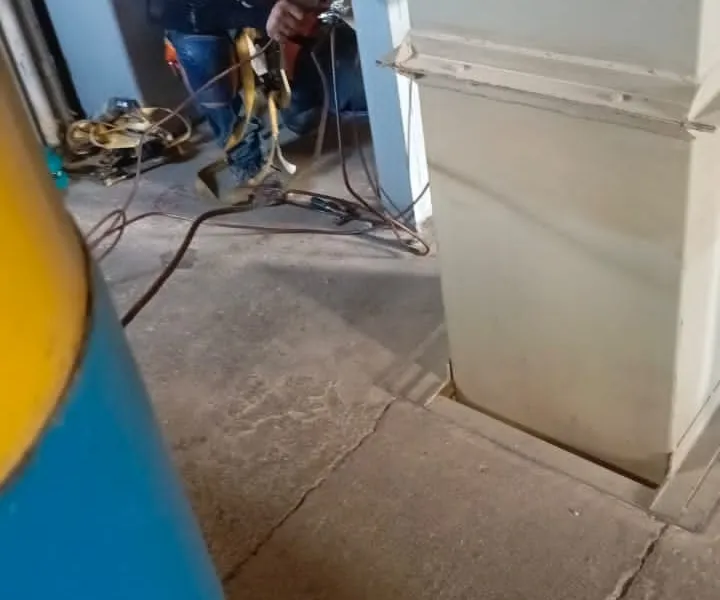 Instalación de sistemas de protección contra caídas en cubierta