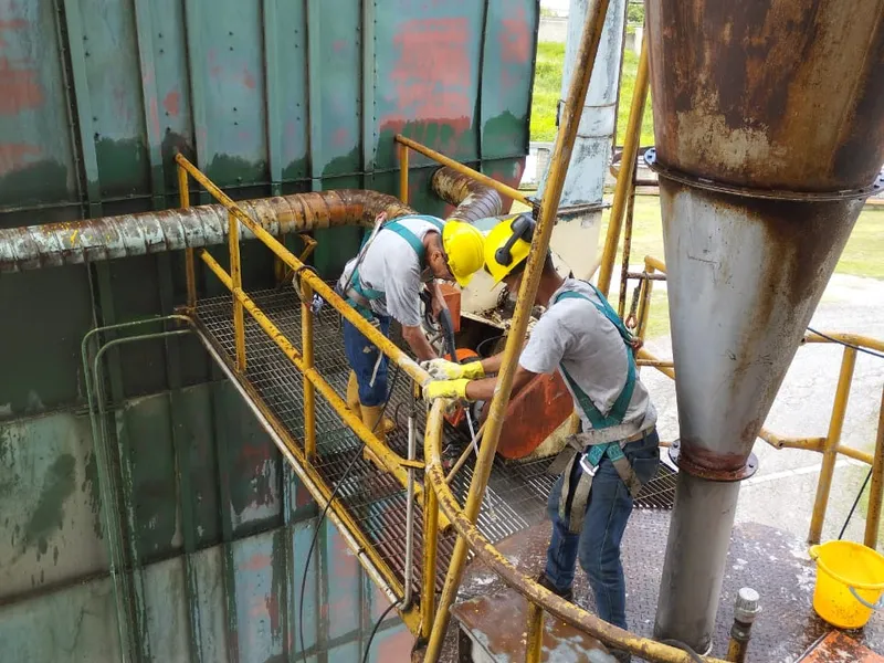 Lijado y preparación de superficies metálicas en tuberías